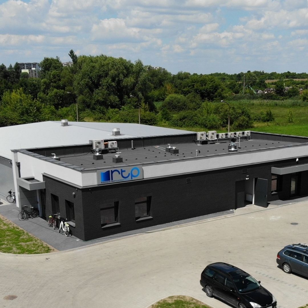 Widok z lotu ptaka na nowoczesną siedzibę firmy RTP Radom, producenta wyposażenia i akcesoriów dla profesjonalnych pralni przemysłowych.